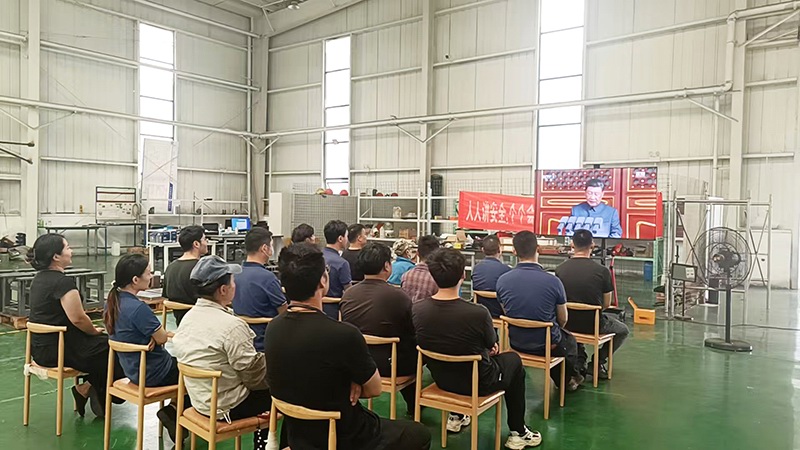 前迅公司组织员工集中观看纪念中国人民抗日战争暨世界反法西斯战争胜利80周年大会直播1